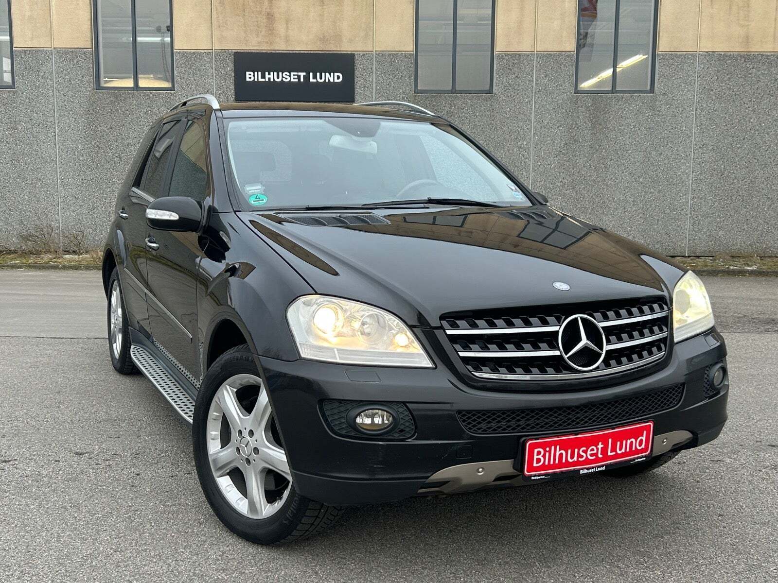 Sort Mercedes ML320 fra 2008 set udefra