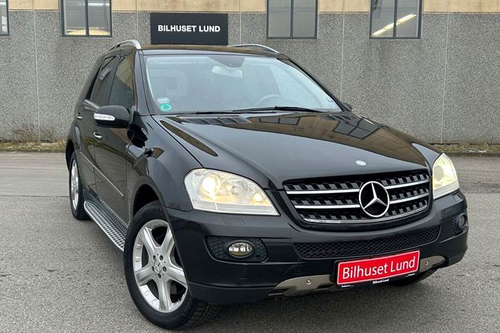 Sort Mercedes ML320 fra 2008 set udefra