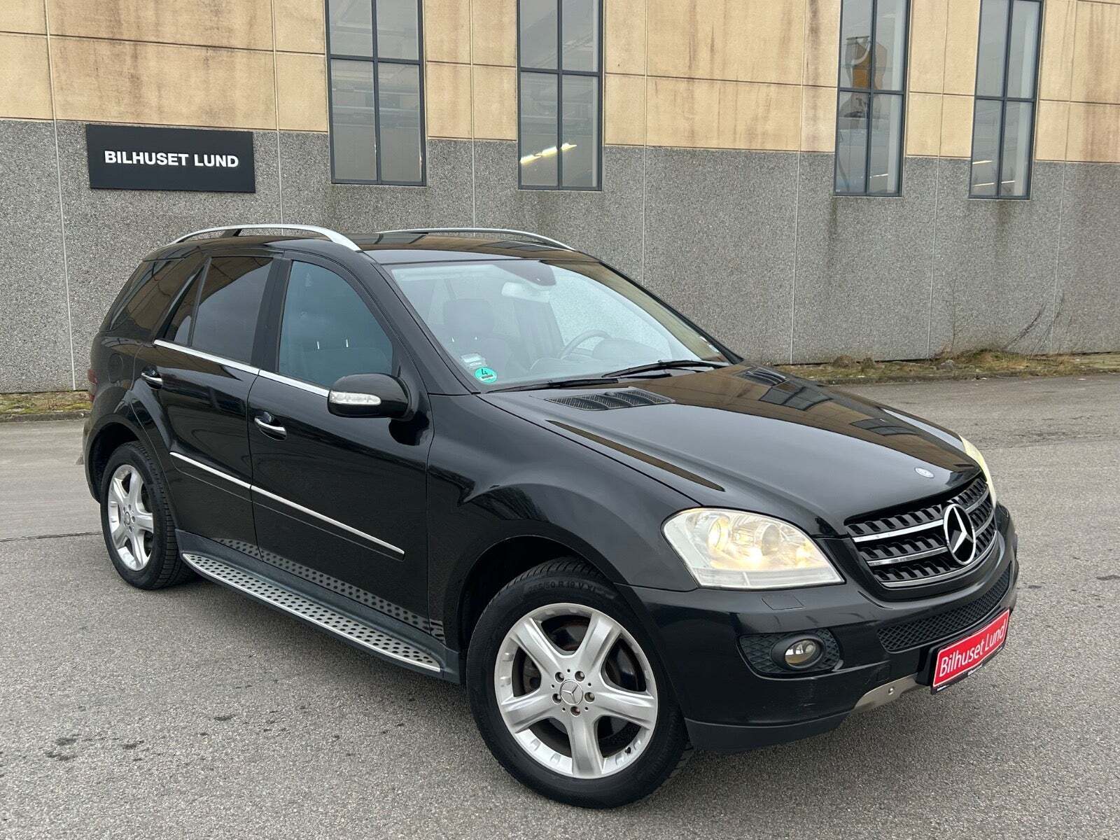 Sort Mercedes ML320 fra 2008 set udefra
