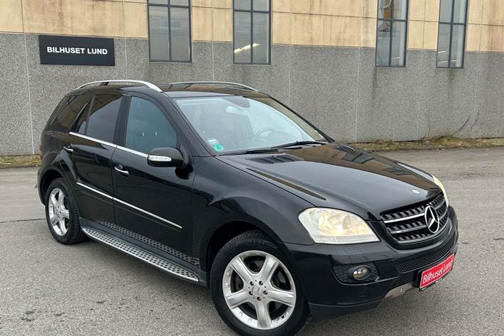 Sort Mercedes ML320 fra 2008 set udefra