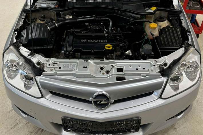 undefined Opel Tigra fra 2005 set udefra