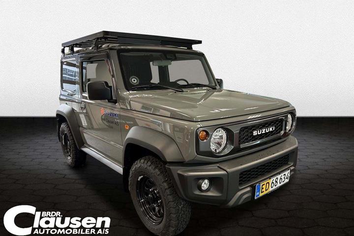 Grå Suzuki Jimny fra 2024 set udefra
