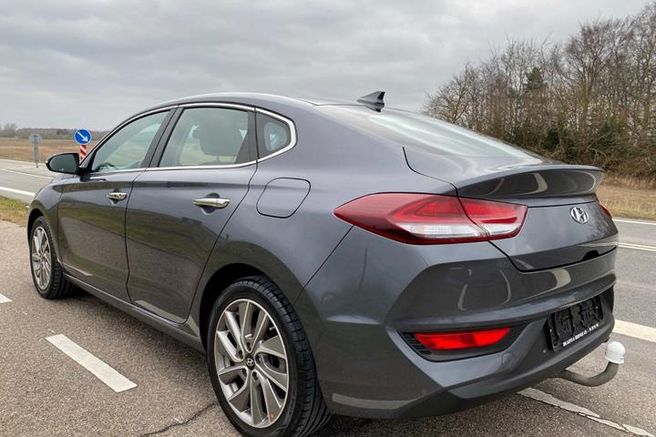 Grå Hyundai i30 fra 2018