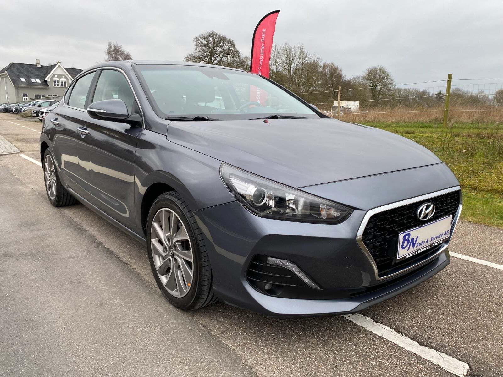 Grå Hyundai i30 fra 2018 set udefra