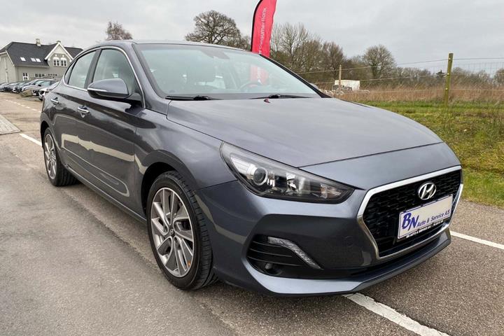 Grå Hyundai i30 fra 2018 set udefra