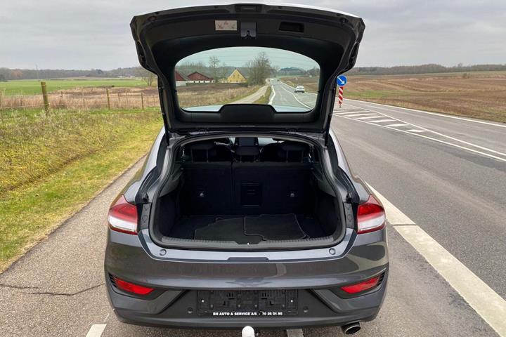 Grå Hyundai i30 fra 2018 set udefra