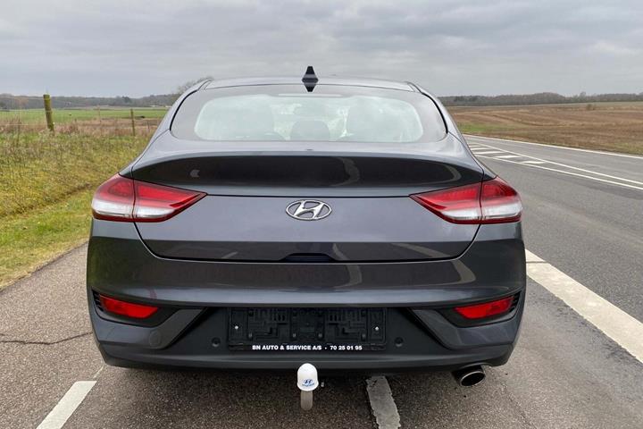 Grå Hyundai i30 fra 2018 set udefra