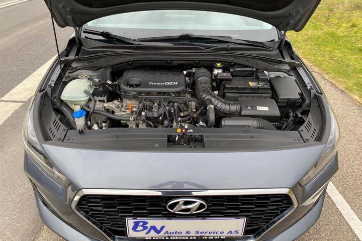 Grå Hyundai i30 fra 2018 set udefra