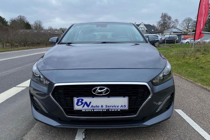 Grå Hyundai i30 fra 2018 set udefra