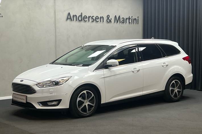 Hvid Ford Focus fra 2016 set udefra
