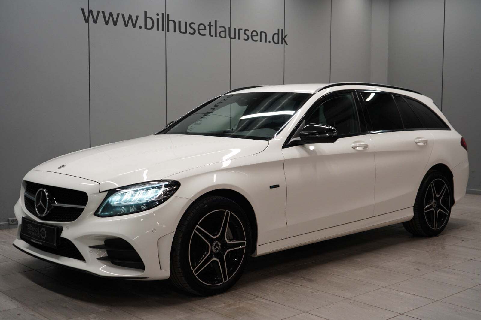 Hvid Mercedes C300 de fra 2020 set udefra