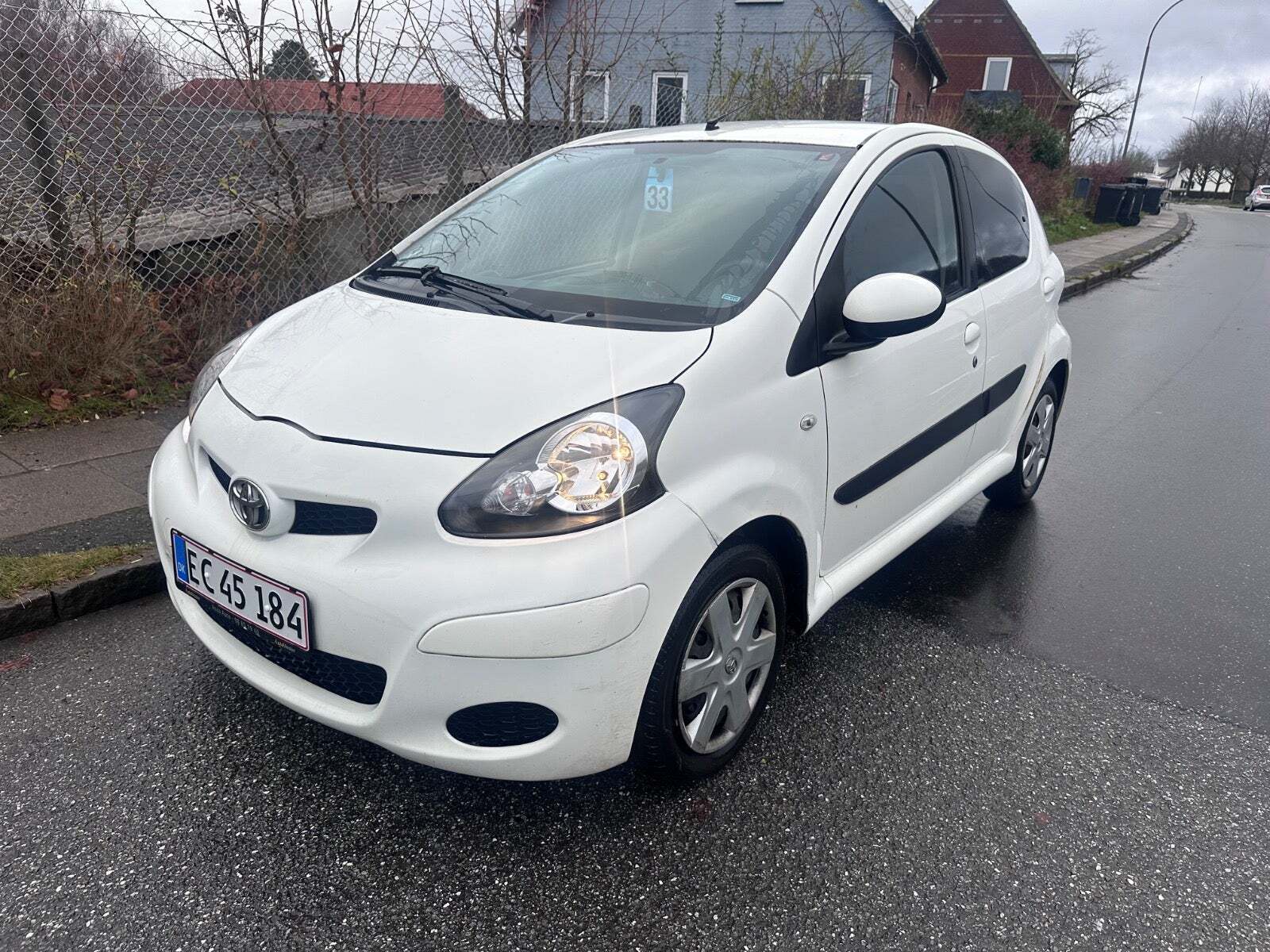 Grøn Toyota Aygo fra 2011 set udefra