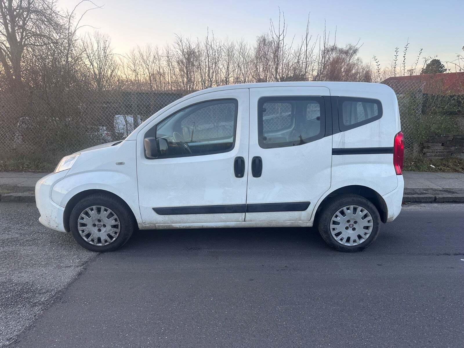 Grøn Fiat Qubo fra 2015 set udefra