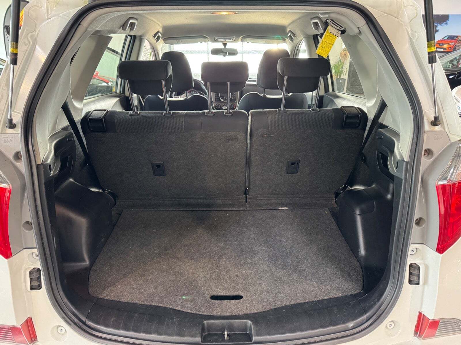 undefined Toyota Verso-S fra 2011 set indefra