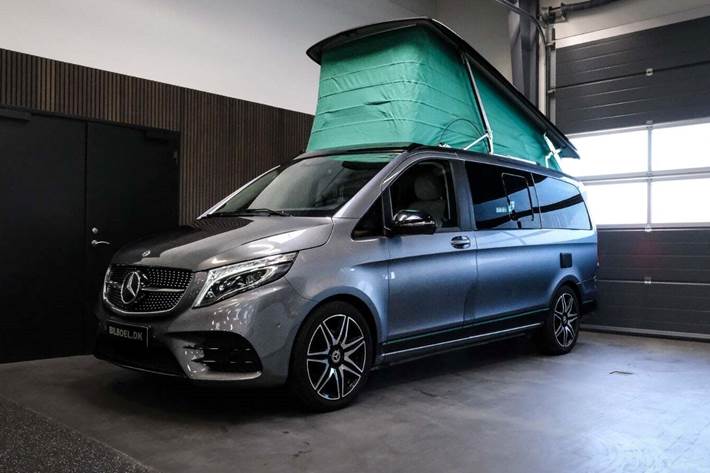 Grå Mercedes V300 d fra 2021 set udefra