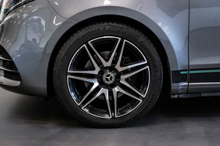 Grå Mercedes V300 d fra 2021 set udefra