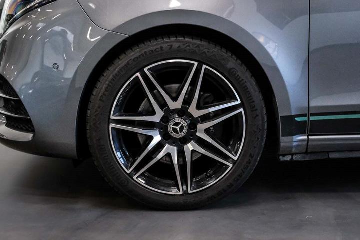 Grå Mercedes V300 d fra 2021 set udefra