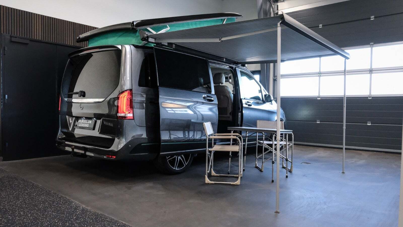 Grå Mercedes V300 d fra 2021 set udefra