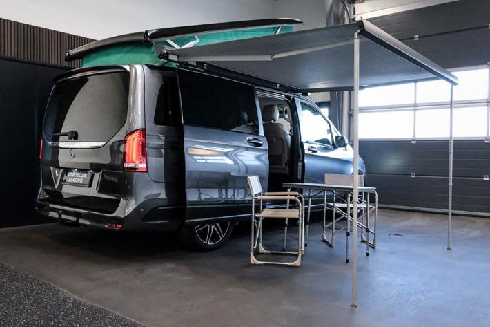 Grå Mercedes V300 d fra 2021 set udefra