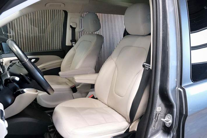 Grå Mercedes V300 d fra 2021 set indefra