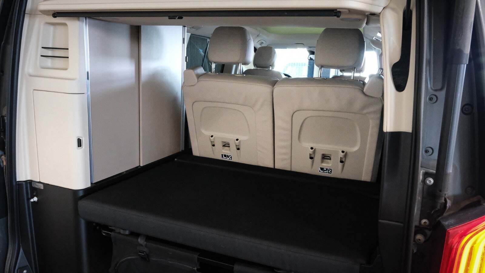 Grå Mercedes V300 d fra 2021