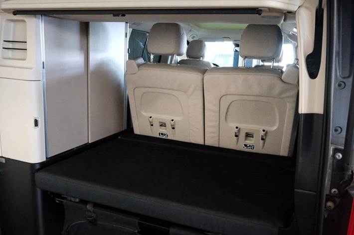 Grå Mercedes V300 d fra 2021