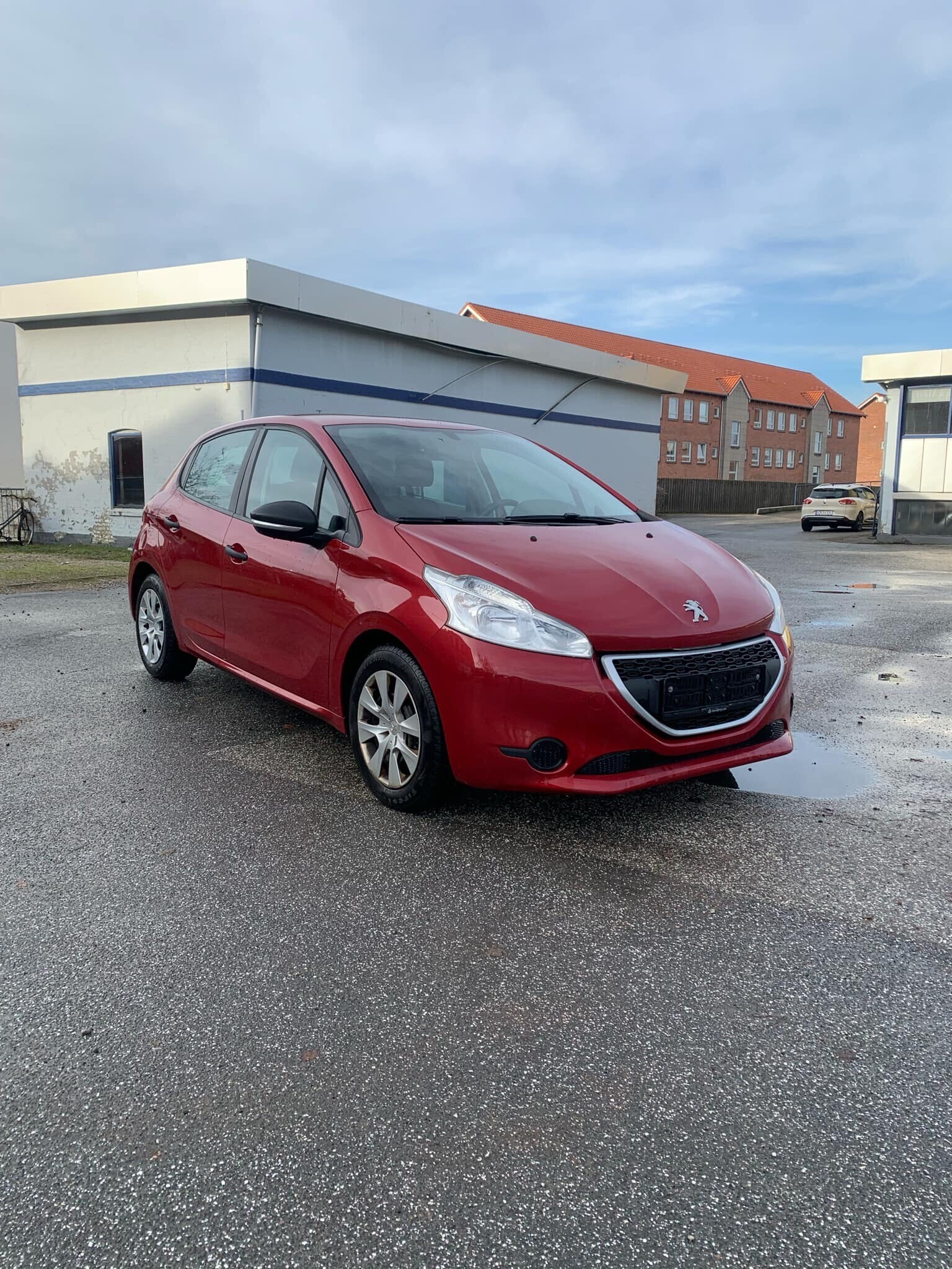 Rød Peugeot 208 fra 2014