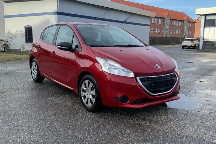 Rød Peugeot 208 fra 2014