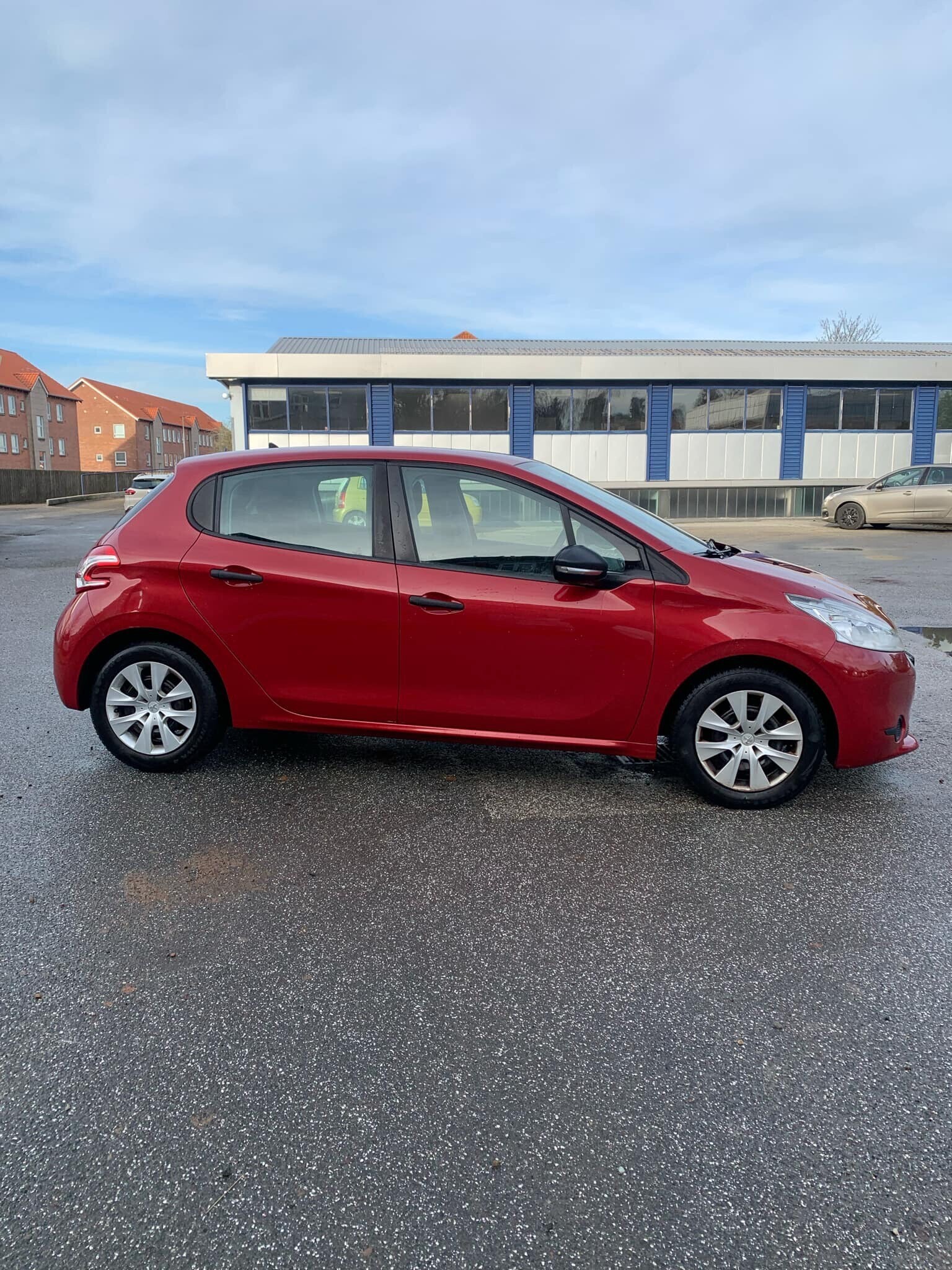 Rød Peugeot 208 fra 2014