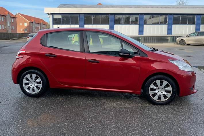 Rød Peugeot 208 fra 2014