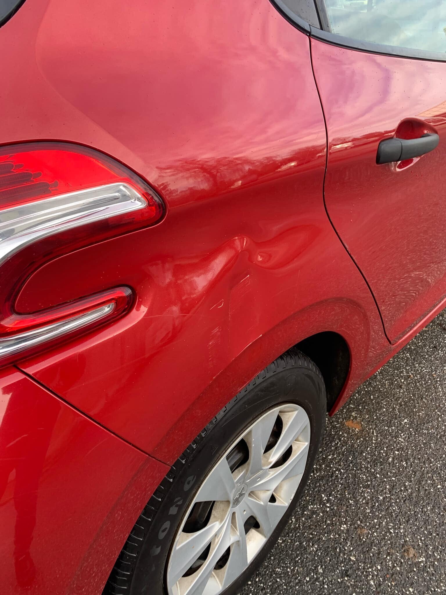 Rød Peugeot 208 fra 2014