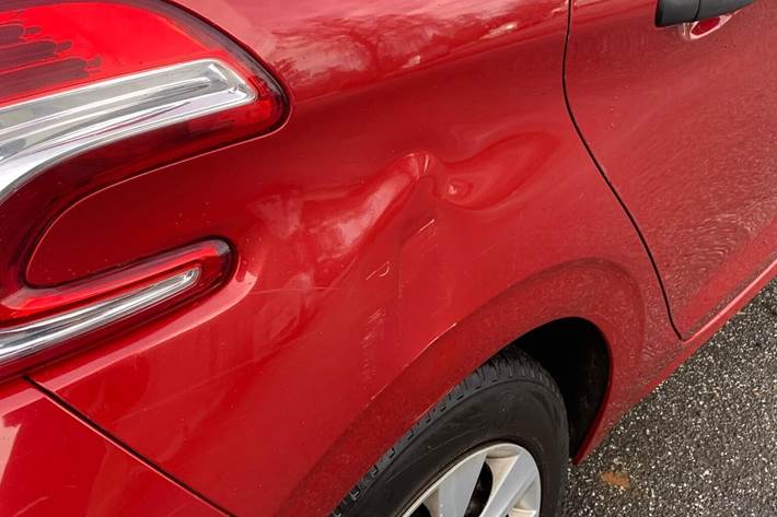 Rød Peugeot 208 fra 2014