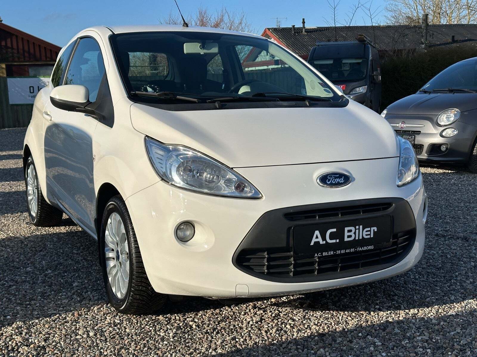 Hvid Ford Ka fra 2009 set udefra