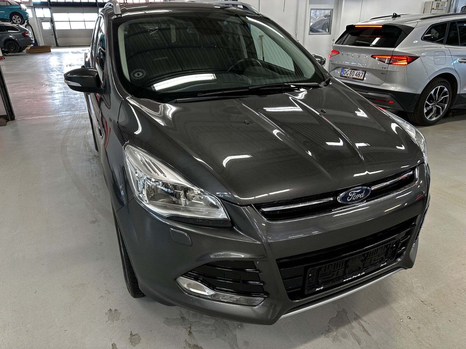 Grå Ford Kuga fra 2016