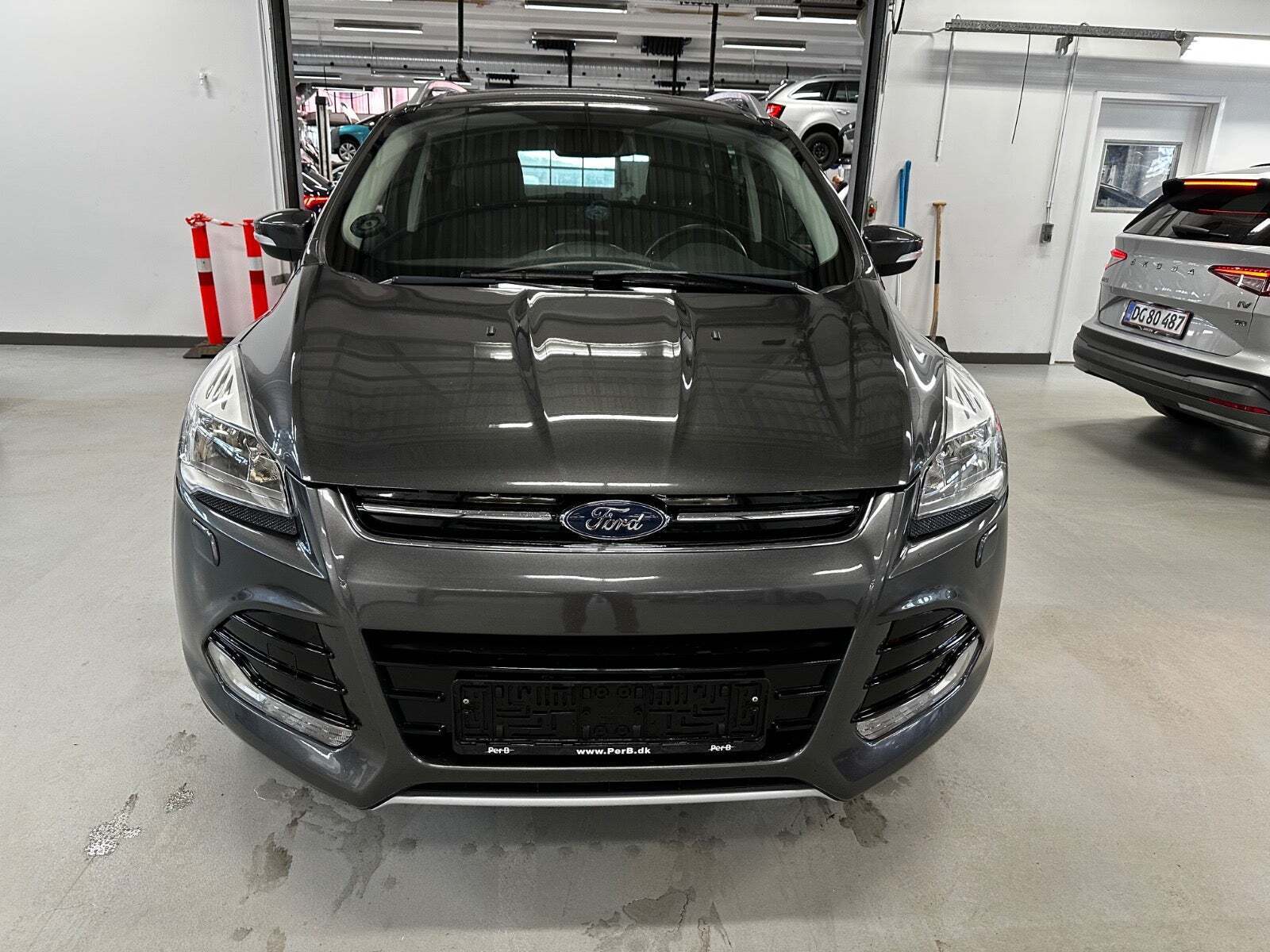 Grå Ford Kuga fra 2016
