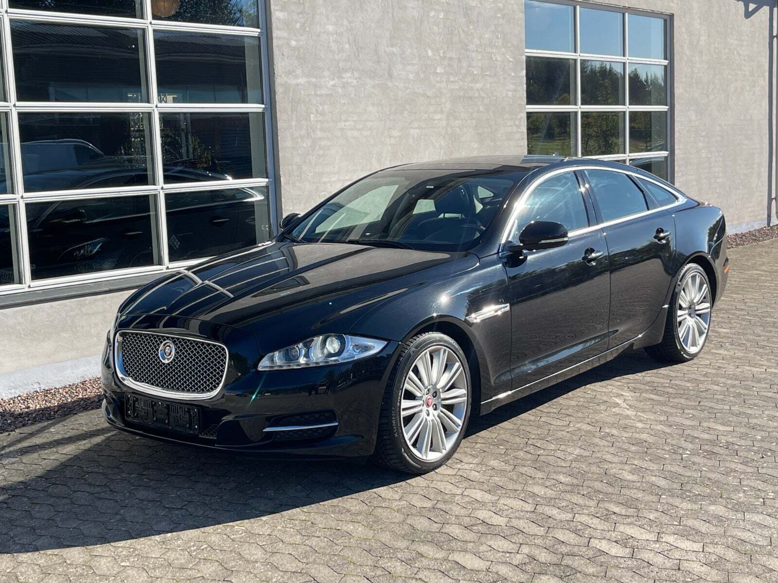 Sort Jaguar XJ fra 2013