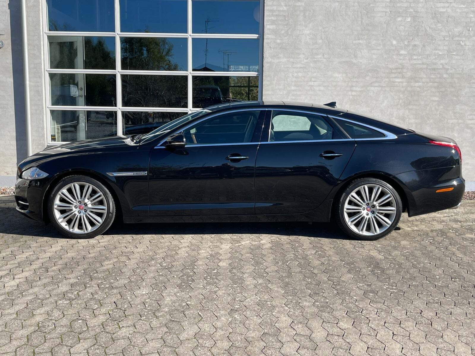 Sort Jaguar XJ fra 2013