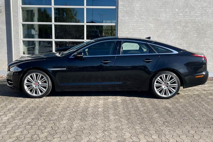 Sort Jaguar XJ fra 2013