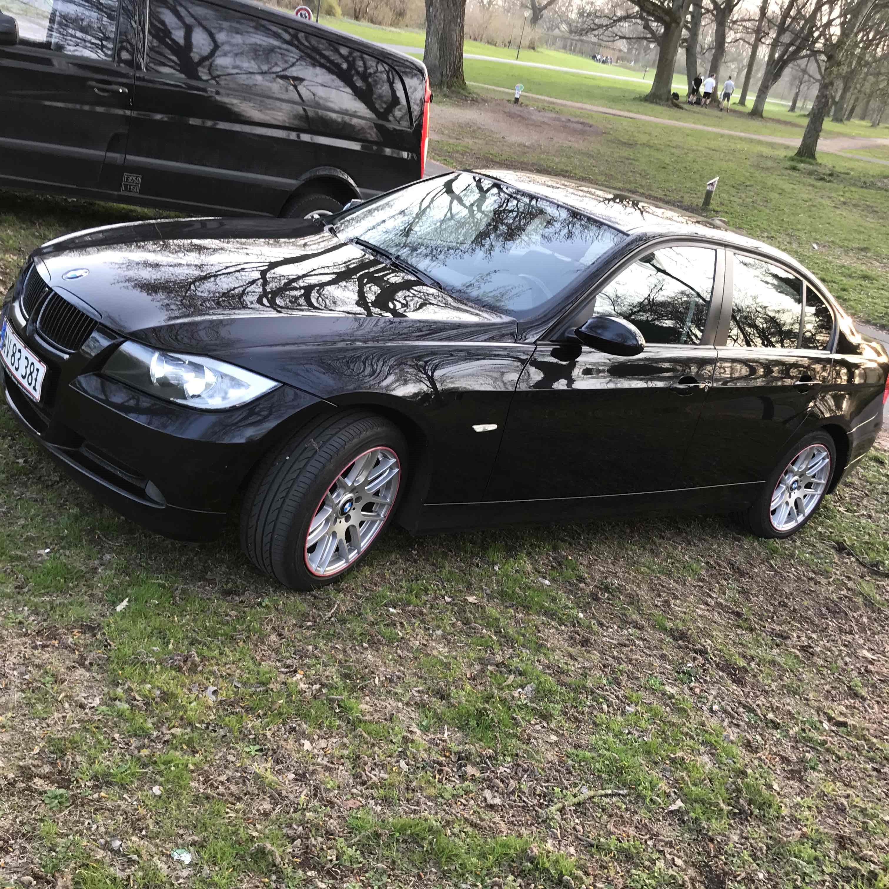 Sort BMW 318i fra 2006