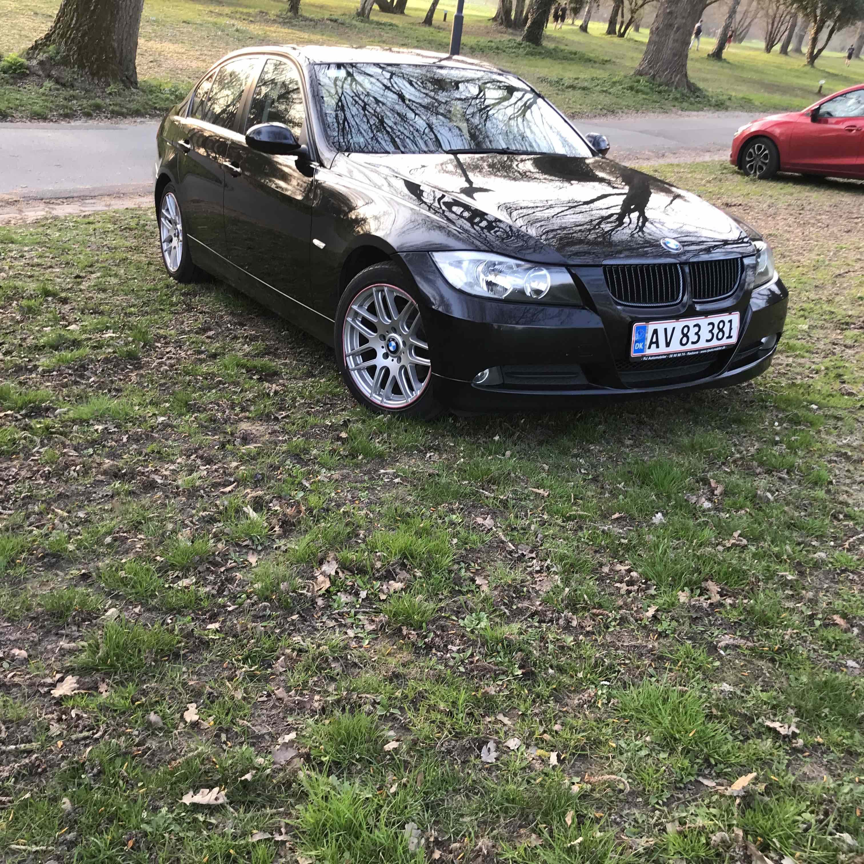 Sort BMW 318i fra 2006