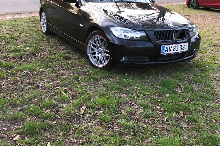 Sort BMW 318i fra 2006