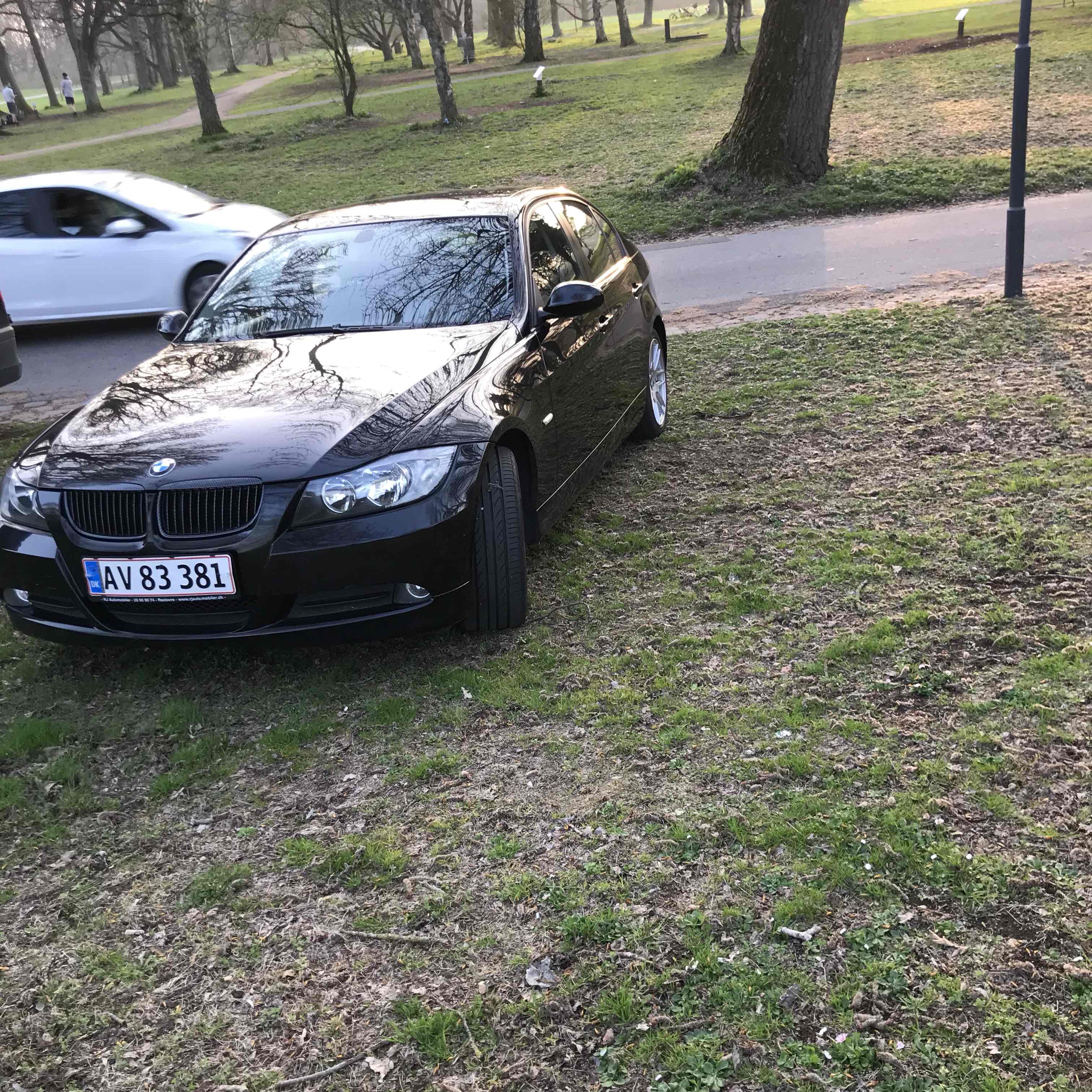 Sort BMW 318i fra 2006