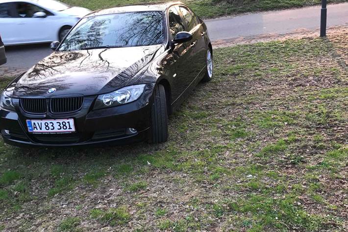 Sort BMW 318i fra 2006