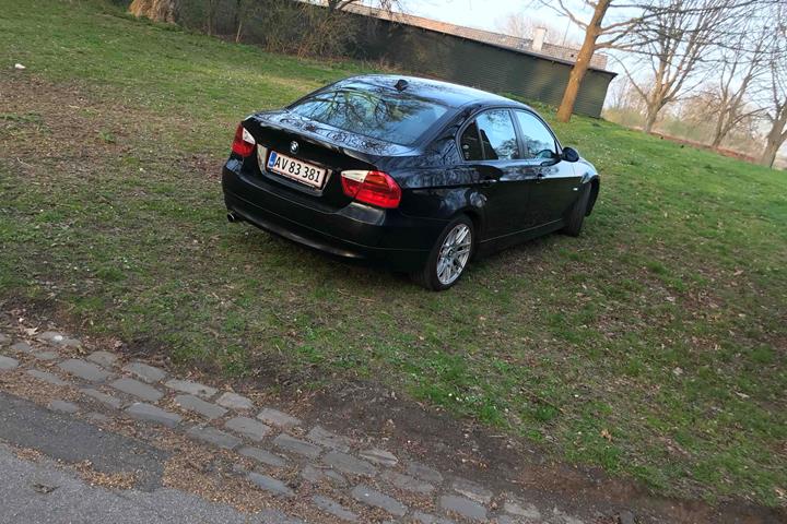 Sort BMW 318i fra 2006