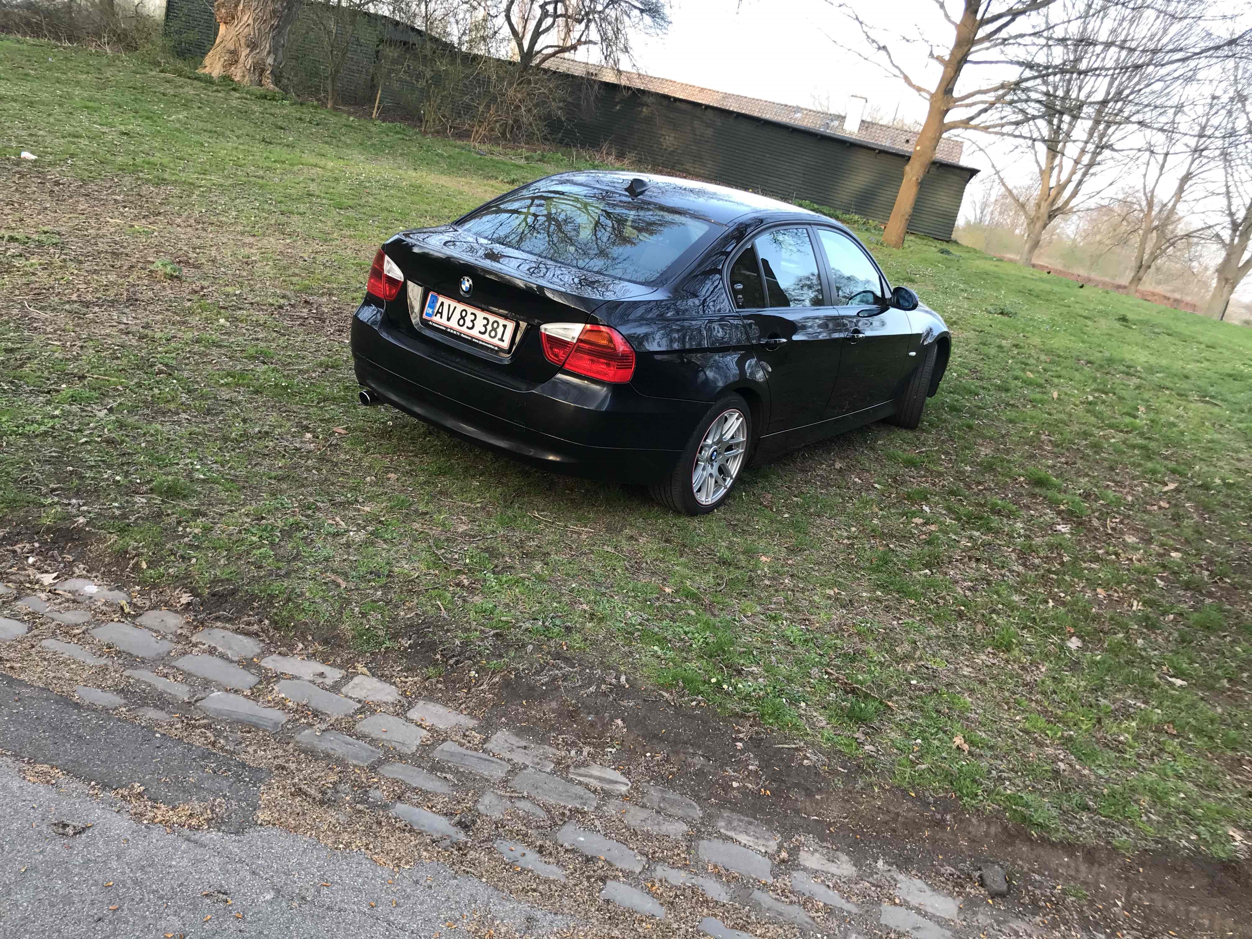Sort BMW 318i fra 2006