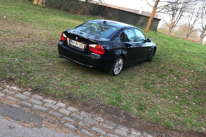 Sort BMW 318i fra 2006