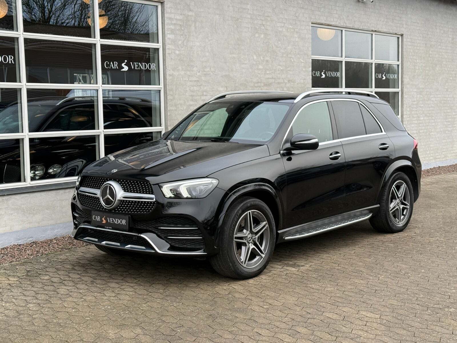 Sort Mercedes GLE400 d fra 2020 set udefra
