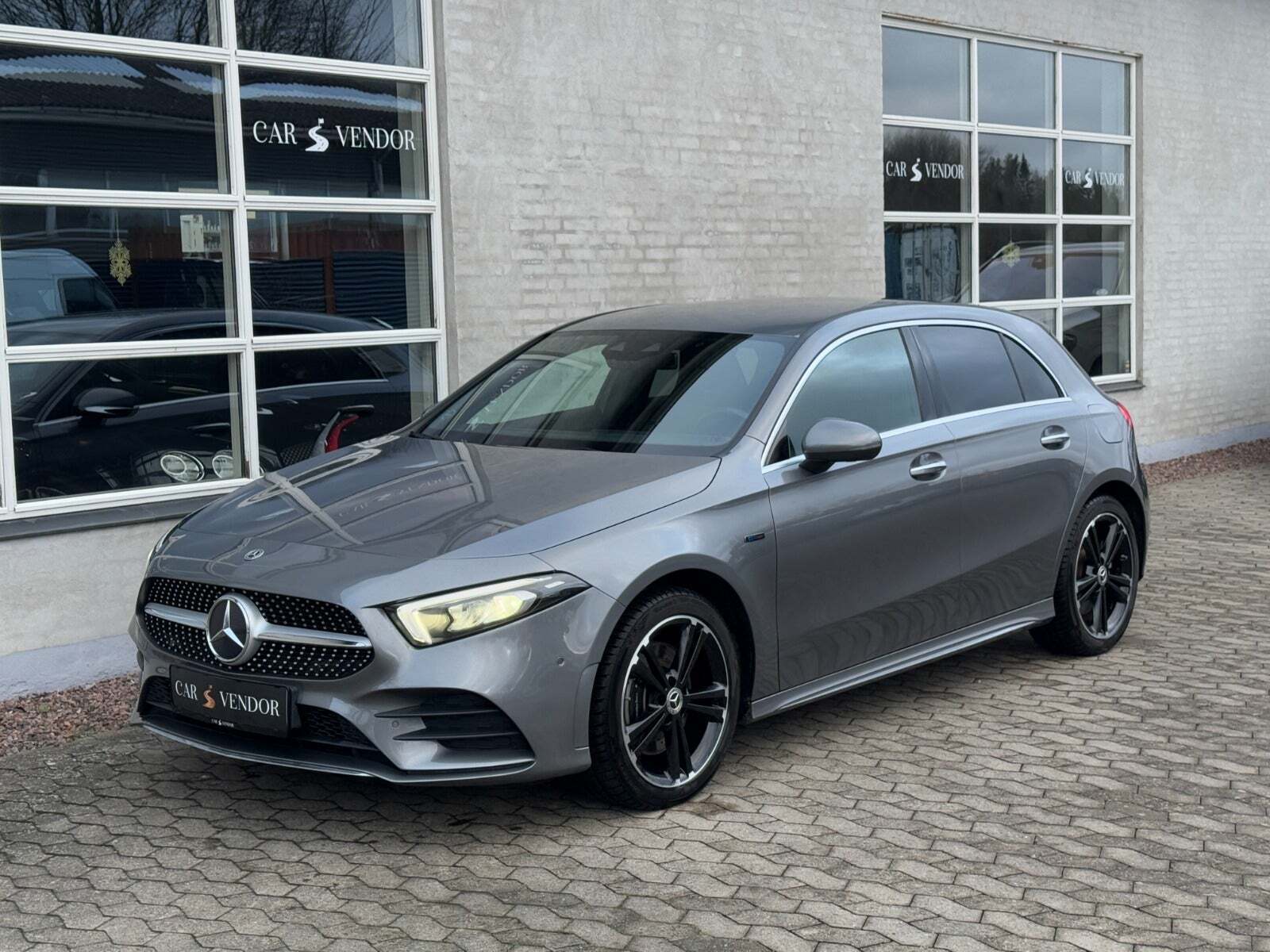 Grå Mercedes A250 e fra 2020