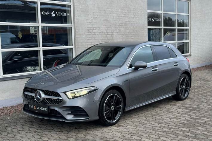 Grå Mercedes A250 e fra 2020
