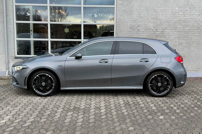 Grå Mercedes A250 e fra 2020